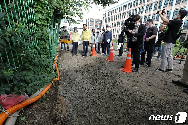 오세훈 서울시장이 1일 서울 종로구 경신고등학교를 찾아 폭우 피해 현장을 둘러보고 있다. 2022.7.1/뉴스1 © News1 허경 기자