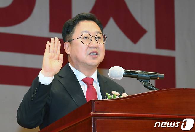 이장우 대전시장이 1일 시청 대강당에서 열린 제13대 시장 취임식에서 취임 선서를 하고 있다.©News1 김기태 기자