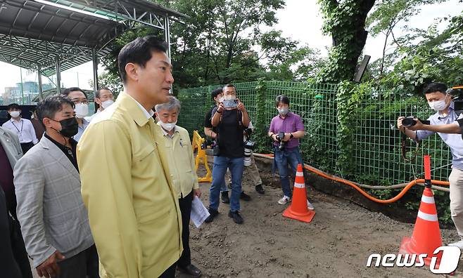 오세훈 서울시장이 1일 서울 종로구 경신고등학교를 찾아 폭우 피해 현장을 둘러보고 있다. 2022.7.1/뉴스1 © News1 허경 기자
