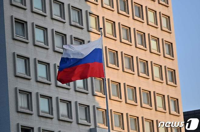 일본 도쿄 소재 러시아 대사관 앞 러시아 국기가 게양돼 있다. © AFP=뉴스1 © News1 정윤영 기자