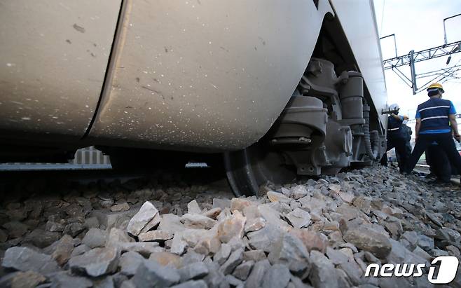 1일 부산에서 수서역으로 향하던 SRT 열차가 대전조창역 인근에서 탈선하는 사고가 발생, 열차의 바퀴가 선로에서 이탈해 있다.2022.7.1/뉴스1 © News1 김기태 기자
