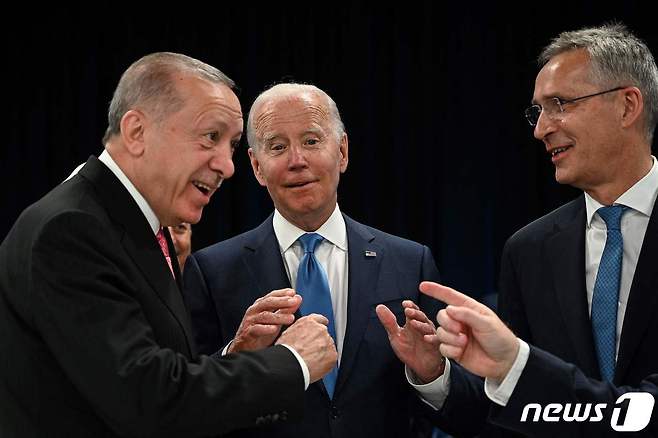 조 바이든 미국 대통령이 29일(현지시간) 스페인 마드리드에서 열린 나토 정상회담에 앞서 레제프 타이이프 에르도안 튀르키예 대통령, 옌스 스톨텐베르그 나토 사무총장과 만나 얘기를 하고 있다. © AFP=뉴스1 © News1 우동명 기자