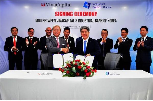 지난달 29일 윤종원 IBK기업은행장이 호치민 비나캐피탈그룹 본사에서 Don Lam 비나캐피탈그룹 CEO와 MOU를 진행한 모습. ⓒIBK기업은행