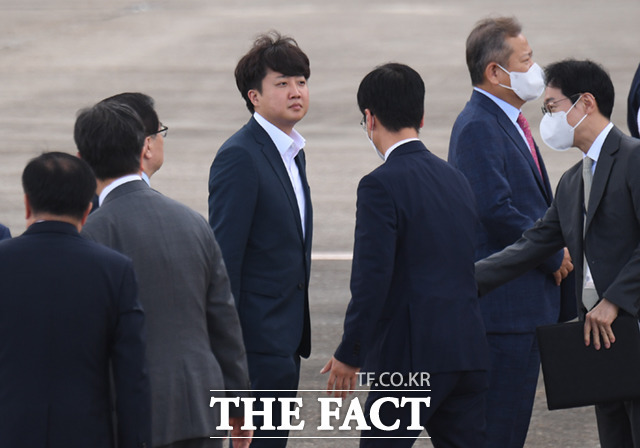 이준석 국민의힘 대표가 1일 경기 성남시 서울공항에 도착해 순방을 마친 윤석열 대통령과 김건희 여사를 마중하기 위해 정렬하고 있다.