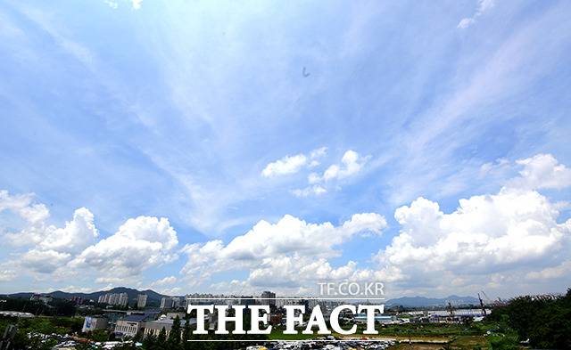 긴 장마가 잠시 소강상태에 들며 쾌청한 날씨를 되찾은 1일 오후 경기도 수원 권선구의 하늘이 한폭의 그림을 연상케 하고 있다./수원=임영무 기자