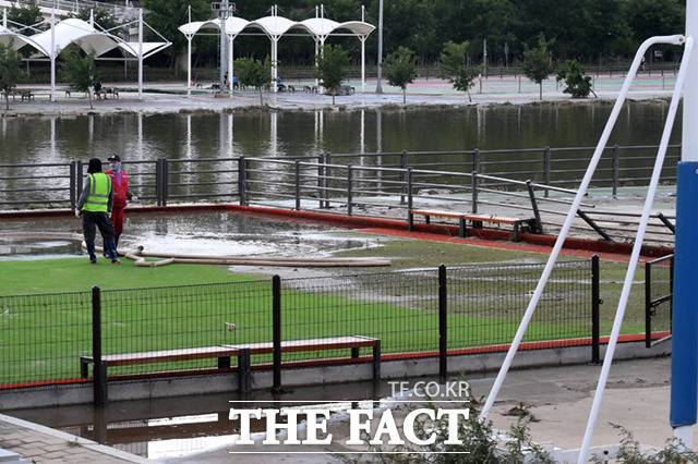 장맛비가 그친 1일 오후 서울 중랑천 인근 공원이 물에 잠겼다가 드러나며 잔디구장과 펜스 등이 파손돼 있다.