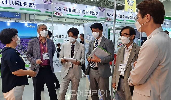 합천군 관광진흥과 강봉자 관광마케팅담당이 경남관광박람회 관계자들에게 홍보부스에서 펼치는 관광홍보활동, 즉 올 여름 개최하는 바캉스축제 준비와 합천관광 매력을 설명하고 있다.