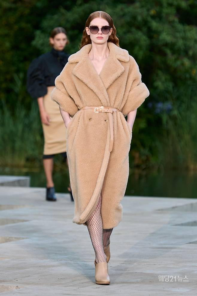 사진 : 막스마라(MaxMara)가 포르투갈 리스본 칼루스테 굴벤키안 재단에서 선보인 2023 리조트 컬렉션 (사진제공 : 막스마라)