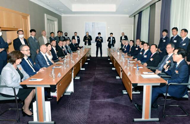 이창양 산업통상자원부 장관(맨 오른쪽)은 지난 30일 (현지시간) 폴란드 바르샤바 쉐라톤호텔에서 ‘폴란드 원전사업의 성공적 추진’을 위한 '한-폴란드 기업간 원전분야 협력 MOU 체결식'에 참석했다.(사진=산업통상자원부)