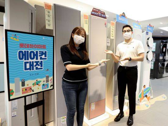 롯데하이마트 대치점에서 모델들이 ‘에어컨 대전: 썸머 빅 매치’ 행사를 소개하고 있다.