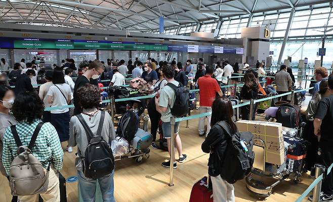 9일 오후 인천국제공항 제1여객터미널 출국장 싱가포르행 항공편 카운터가 여행객들로 붐비고 있다. /연합뉴스