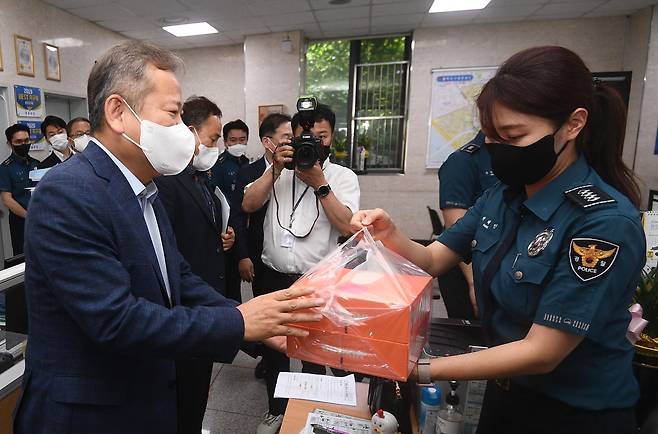 이상민 행정안전부장관이 1일 오후 서울경찰청 마포경찰서 홍익지구대를 방문해 선물을 전달하고 있다./뉴스1