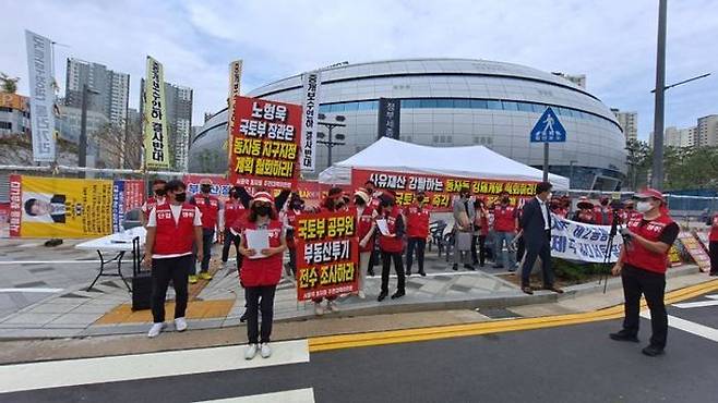 쪽방 밀집 지역인 서울역 인근 동자동 개발사업과 관련 민간개발 선회 가능성에 대해 서울시가 내부적으로 '불가' 판정을 내린 것으로 확인됐다. ⓒ서울역 동자동 주민대책위원회