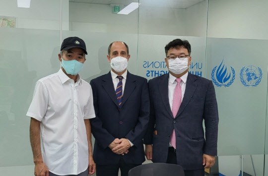 지난 28일 서해상에서 북한군에 피살된 해양수산부 공무원 고(故) 이대준 씨의 형 이래진 씨와 유족 법률대리인인 김기윤 변호사가 서울 종로구 서울유엔인권사무소에서 토마스 오헤나 킨타나 유엔 북한인권특별보고관과 면담했다. 왼쪽부터 이 씨, 킨타나 유엔 북한인권특별보고관, 김 변호사. 김 변호사 제공=연합뉴스.