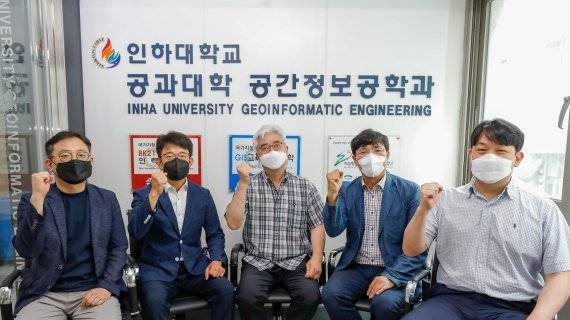 인하대가 공간정보 혁신인재 양성사업 기관으로 확정된 후 공간정보공학과 교수진이 기념촬영을 하고 있다.