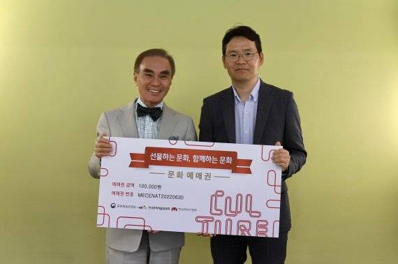 김희근 한국메세나협회 회장(왼쪽)과 김양선 인터파크 엔터·커머스 부문장(오른쪽)이 '기업 문화소비 활성화를 위한 업무 협약식'에서 기념 촬영을 하고 있다.