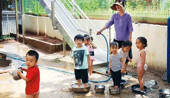 4살 방인 ‘밝은방’ 아이들이 마당에서 물놀이하고 있다. 곧이어 ‘나무방’ 언니, 오빠 중 몇 명이 합류해서 물놀이 규모가 커진다. 정용일 선임기자 yongil@hani.co.kr