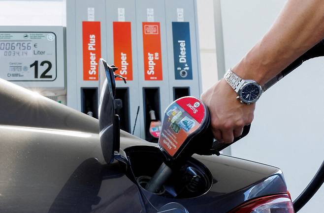 지난달 1일 독일 뮌헨의 주유소에서 시민이 자동차에 기름을 넣고 있다. 로이터 연합뉴스