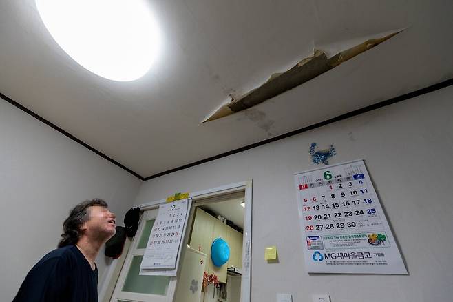 2022년 6월24일 서울 강서구 가양동에 사는 김주현(62·가명)씨 집 천장 벽지가 찢어져 있다. 벽에 못질할 수 없어 벽에 달린 물건은 모두 테이프로 붙였다. 박승화 기자