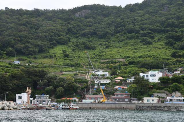 통영항 여객선터미널에서 뱃길로 짧게는 1시간 20분, 길게는 2시간을 달여야 두미도를 만날 수 있다.