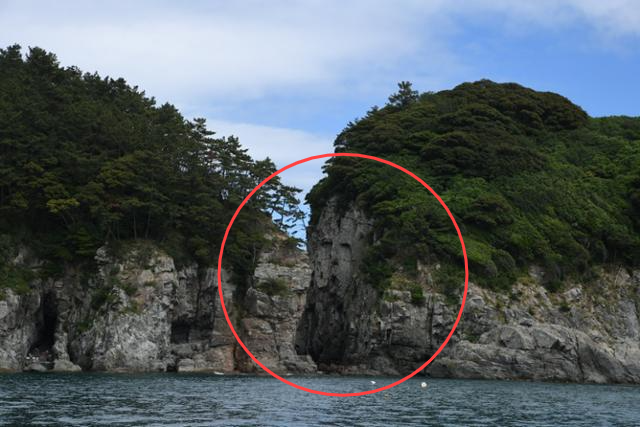 섬을 둘러싼 해식애가 빚어내는 절경은 두미도의 보물로 꼽힌다. 인두바위 또는 부처바위로 불리는 사람 머리 형상의 바위를 비롯해 엄지바위 등 기암괴석이 즐비하다.