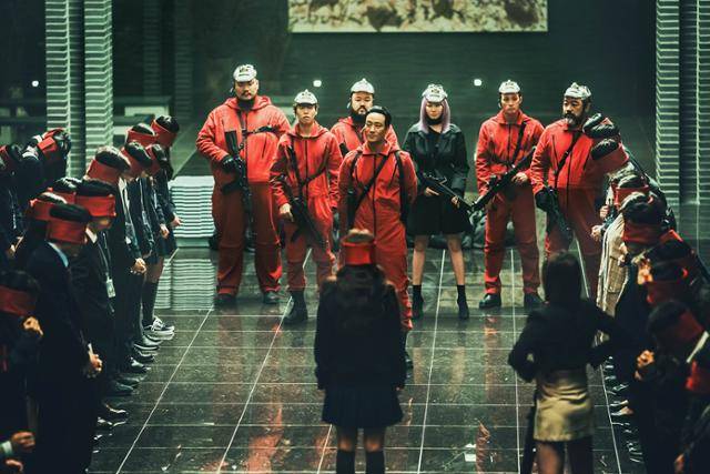 '종이의 집'은 통일을 앞둔 한반도를 배경으로 천재적 전략가와 각기 다른 개성 및 능력을 지닌 강도들이 기상천외한 변수에 맞서며 벌이는 사상 초유의 인질 강도극을 그린 넷플릭스 시리즈다. '종이의 집' 스틸컷