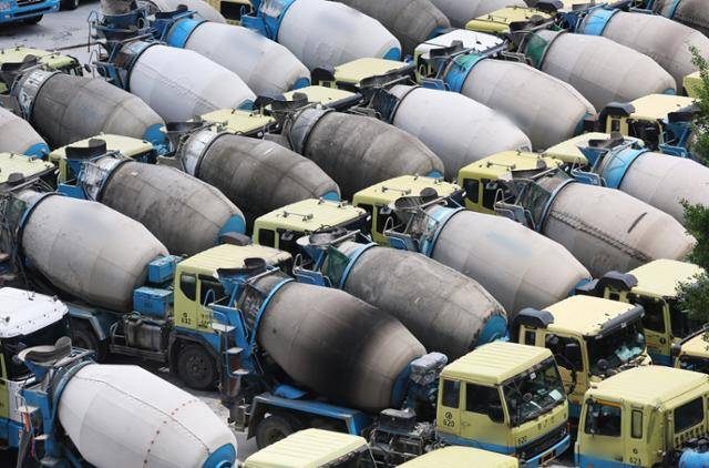 수도권의 레미콘 운송 차주들이 파업에 돌입한 1일 오후 경기도 안양시의 한 레미콘 업체에 레미콘 차량이 세워져 있다. 연합뉴스