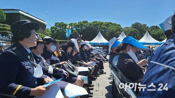 1일 제주시 민속자연사박물관에서 열린 제39대 민선8기 오영훈 제주특별자치도지사 취임식에 참석한 참석자들이 오영훈 도지사의 취임사를 경청하고 있다 [사진=최익수 기자]