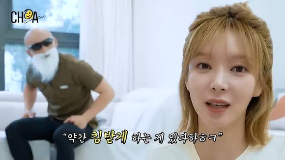 초아와 헬스 유튜버 김계란의 홈트레이닝 방문 PT 영상이 공개돼 관심을 모으고 있다. [사진=초아 유튜브 채널 영상 캡쳐]