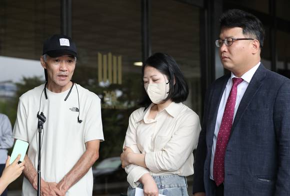 북한군에 의해 피살된 해양수산부 공무원 고(故) 이대준씨의 형 이래진씨, 고인의 부인 권영미씨, 김기윤 변호사가 지난달 29일 서울 서초구 서울중앙지검에서 고발인 조사를 앞두고 기자회견을 하고 있다. [사진=뉴시스]