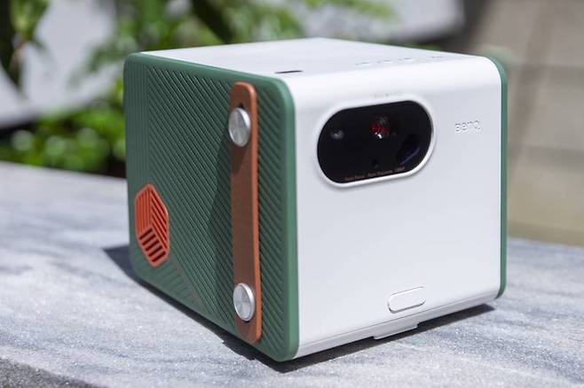 벤큐 GS50 휴대용 빔프로젝터, 좌측의 갈색이 가죽 재질의 손잡이다. 출처=IT동아