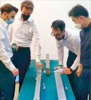 고아정공과 네덜란드 하트사 관계자들이 하이퍼루프용 블록 제품을 보고 있다. /고아정공 제공