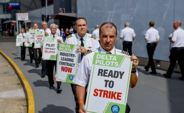지난달 30일(현지시간) 미국 애틀랜타 하츠필드 잭슨 공항에서 델타항공 조종사 노조원들이 항공편 지연·취소와 업무 과중에 항의하는 시위를 벌였다. 조종사들이 "파업할 준비가 됐다"는 팻말을 들고 공항에서 행진하고 있다. /사진=연합뉴스