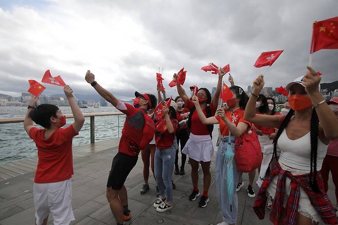 홍콩 반환 25주년을 맞아 1일 홍콩 주민들이 오성홍기를 흔들고 있다. 로이터연합뉴스