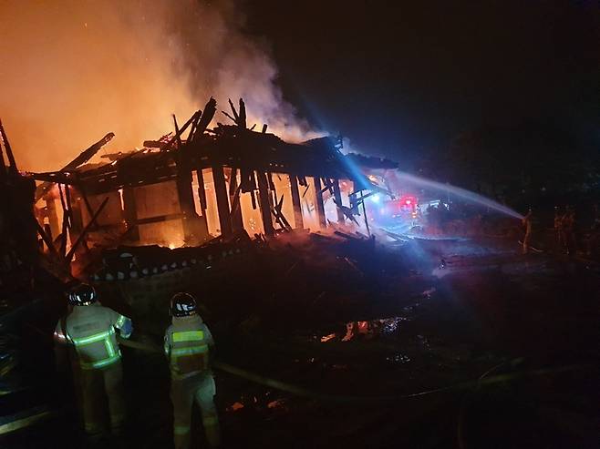 경북 영양 광산문학연구소에서 지난달 30일 원인이 확인되지 않은 불이 나 소방대원들이 진화작업을 벌이고 있다. 경북소방본부 제공