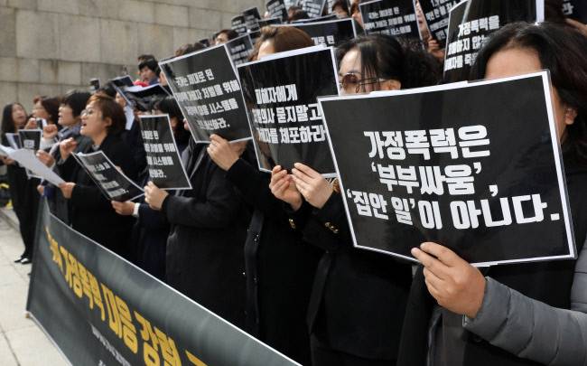 코로나19의 긴 유행 기간 동안 가정폭력 및 가족학대 발생률이 우리나라를 포함해 세계적으로 증가했다고 한다. 코로나의 짙고 긴 그림자 속에서 위기 속에 있는 가정이 여전히 많다는 의미이다. 사진은 여성단체의 가정폭력 근절 촉구 시위 장면. 경향신문 자료사