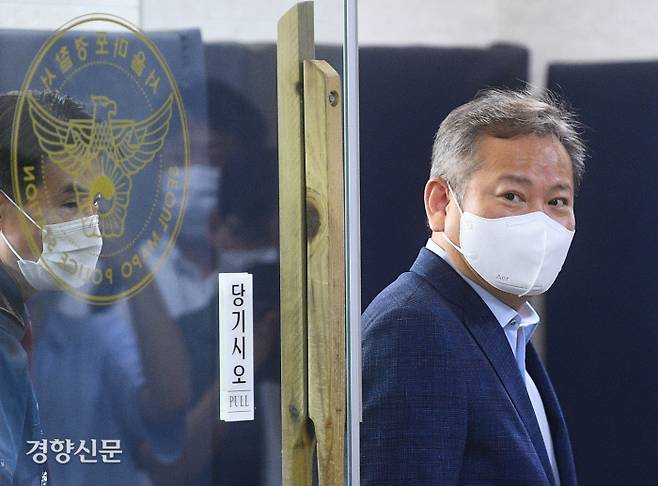 이상민 행정안전부 장관(가운데)이 1일 오후 서울 마포구 서울마포경찰서 홍익지구대를 방문하고 있다. 한수빈 기자