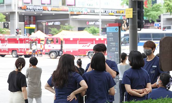 1일 9∼12층이 5분 이상 흔들린다는 신고가 들어온 서울 종로구 르메이에르 종로타운 빌딩에서 빌딩 내 병원 직원들이 대피해 이야기를 나누고 있다. 연합뉴스
