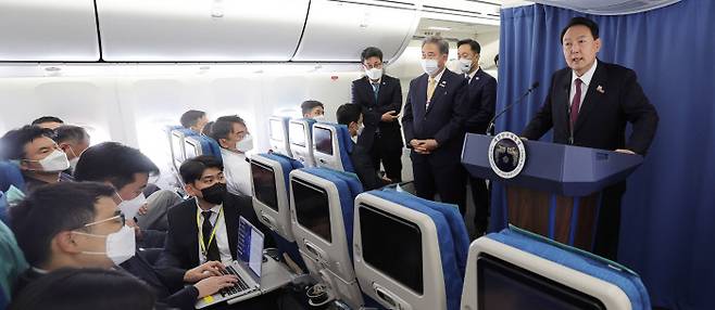 윤석열 대통령이 지난달 30일(현지시간) 북대서양조약기구(나토) 정상회의 참석을 위해 방문한 스페인에서 일정을 마친 뒤 귀국하는 공군 1호기 내에서 기자간담회를 하고 있다. 연합뉴스