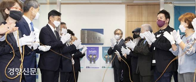 군대 내 인권 침해와 차별 행위를 전담하는 군인권보호관 출범식이 열린 1일 서울 국가인권위원회에서 참석자들이 현판식을 하고 있다. 문재원 기자