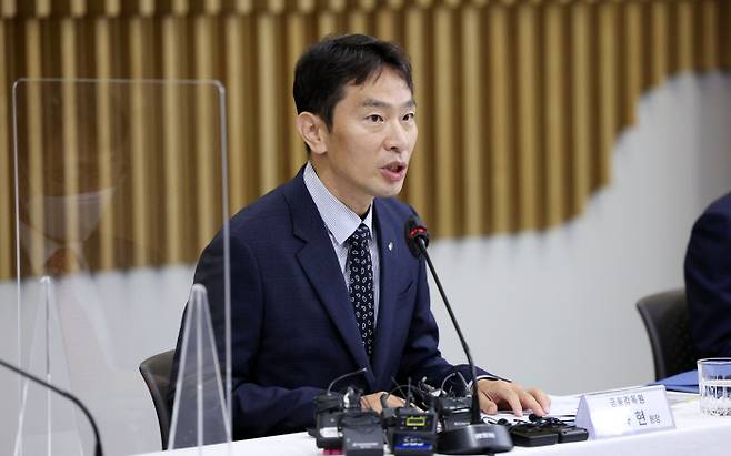 이복현 금융감독원장이 지난달 30일 서울 종로구 생명보험교육문화센터에서 열린 보험회사 최고경영자 간담회에서 발언하고 있다. 연합뉴스