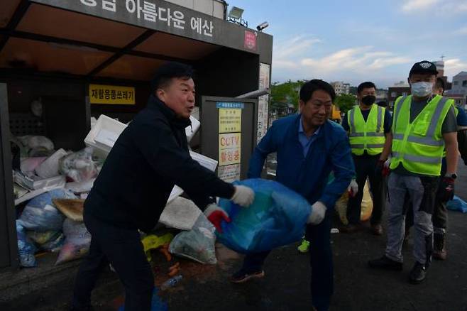 1일 민선8기 첫 출발을 예산시장 청소로 시작하는 최재구 예산군수 모습. 사진=예산군.