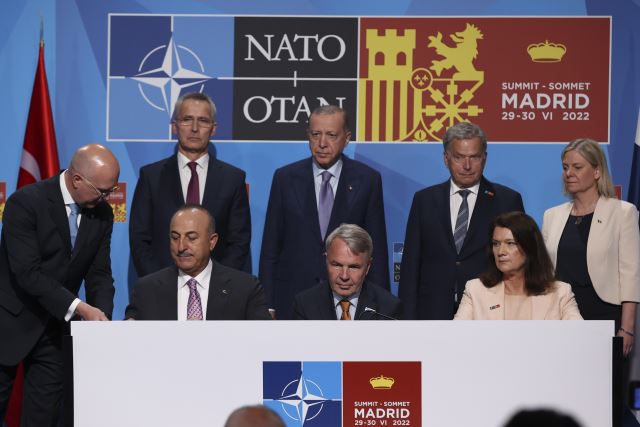 레제프 타이이프 에르도안 튀르키예(터키) 대통령이 28일(현지시간) 스페인 마드리드에서 핀란드와 스웨덴의 북대서양조약기구(NATO·나토) 가입을 지지하는 양해각서에 서명한 후 관계자들과 기념촬영을 하고 있다. 뒷줄 왼쪽부터 옌스 스톨텐베르그 나토 사무총장, 에르도안 대통령, 사울리 니니스퇴 핀란드 대통령, 마그달레나 안데르손 스웨덴 총리. EPA연합뉴스