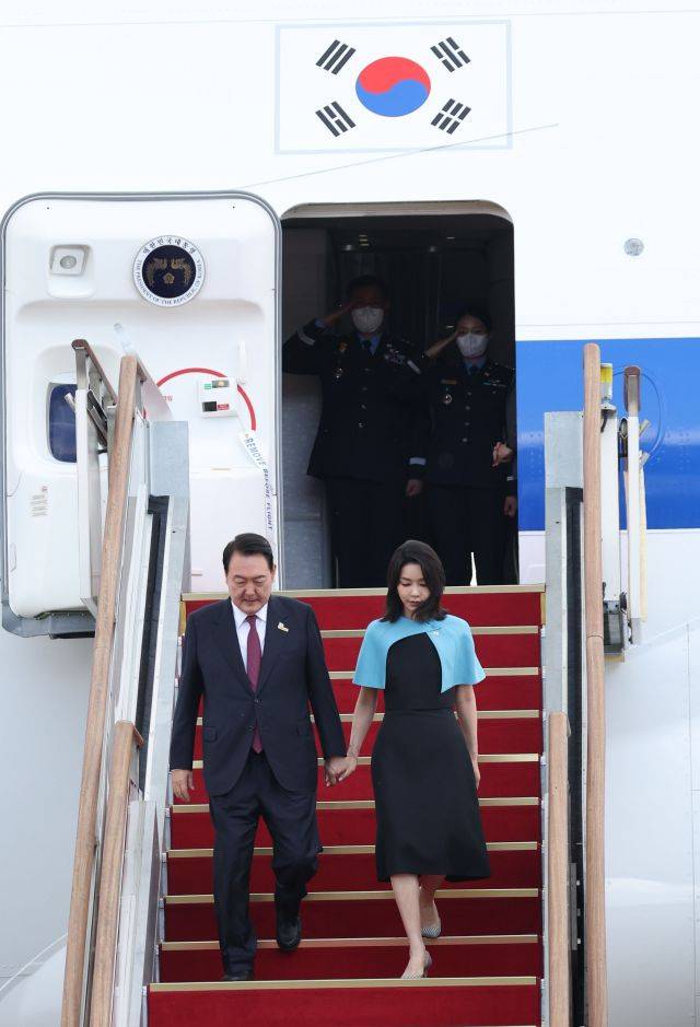 북대서양조약기구(NATO·나토) 정상회의 참석을 위해 3박 5일간의 스페인 마드리드 방문을 마친 윤석열 대통령과 김건희 여사가 1일 성남 서울공항에 도착, 공군 1호기에서 내리고 있다. 연합뉴스