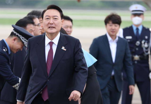 이준석 국민의힘 대표가 1일 북대서양조약기구(NATO·나토) 정상회의 참석을 마치고 성남 서울공항에 도착한 윤석열 대통령 방향을 바라보고 있다. 연합뉴스