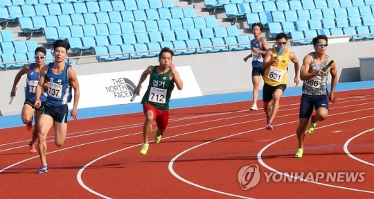 국내 육상 경기대회 400M계주서 선수들이 반시계방향으로 달리고 있는 모습. [연합뉴스 자료사진]