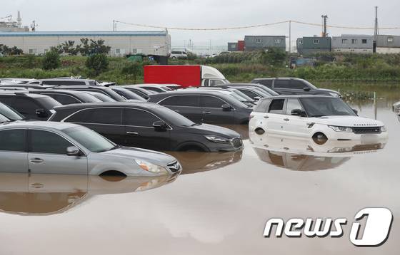 30일 오후 경기 수원시 권선구의 한 중고차 매매단지에 기습적으로 내린 폭우로 인해 미처 나오지 못한 중고차량들이 물에 잠겨있다. 2022.6.30/뉴스1