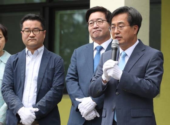 ▲ 김동연 경기도지사 당선인이 6월 9일 경기 수원시 장안구 경기도인재개발원에서 열린 경기도지사직 인수위원회 현판식에서 인사말을 하고 있다./사진=뉴스1