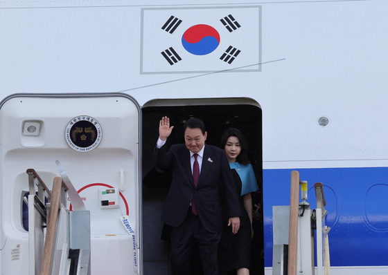 윤석열 대통령과 김건희 여사가 1일 3박5일 동안 스페인 마드리드에서 열린 나토(NATO·북대서양조약기구) 정상회의 첫 순방을 마치고 경기 성남 서울공항에 도착해 손을 들고 있다. (대통령실사진기자단) /사진=뉴스1