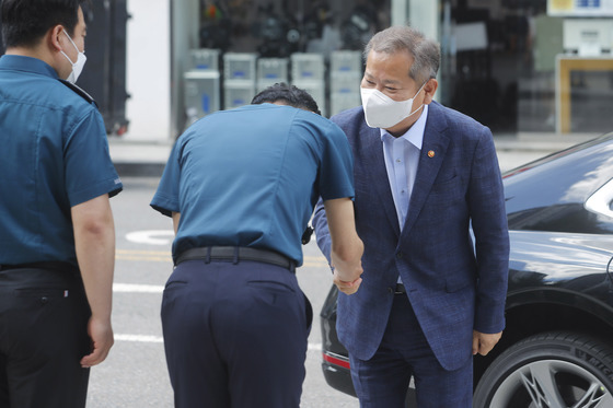 이상민 행정안전부장관이 1일 오후 서울경찰청 마포경찰서 홍익지구대를 방문해 마포경찰서장과 악수하고 있다.   이 장관은 최근 행안부가 발표한 경찰 제도 개선안에 대한 일선 경찰관들의 의견을 듣고, 민원 최접점인 지구대 근무 경찰관들을 격려하기 위해 이날 지구대를 방문했다./사진=공동취재단/사진=뉴스1